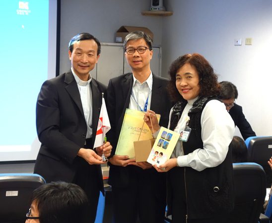 淡水馬偕紀念醫院連俊忠牧師(左)及潘美惠牧師